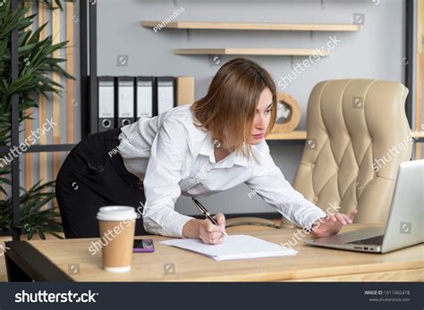 Attractive Female Secretary Working Bending Over Foto Stock 1911402418 Shutterstock