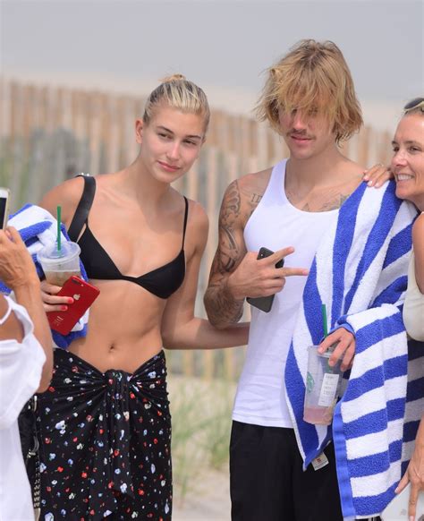 hailey baldwin and justin bieber romantic picnic on the beach in the hamptons ny 07 03 2018