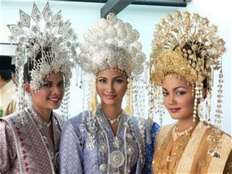 Tambah anggun dengan dokoh bertingkat dan cucuk sanggul. Pakaian Perkahwinan Tradisional "Melayu-Melayu" Indonesia ...