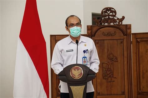 Untuk kegiatan di mal, pasar, dan pusat perdagangan maksimal sampai pukul 20.00 dan pembatasan pengunjung 25% dari kapasitas. Instruksi Bupati Magetan No. 1 Tahun 2021 Tentang PPKM ...