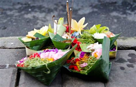 Balinese Offerings Balinese Hindu Offering For Whom Bali Travel Guide