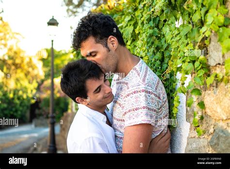 Un garçon embrassant son petit ami Jeune couple gay amoureux Deux jeunes garçons gay en plein
