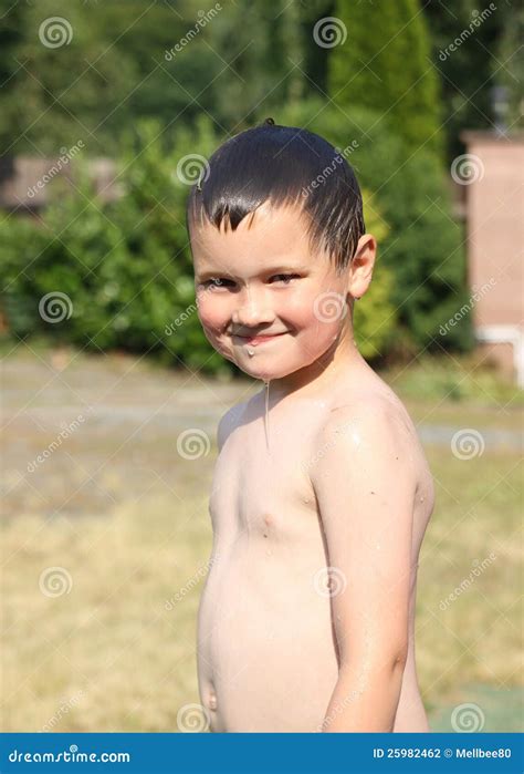 Z Mokrym Włosy Naga Chłopiec Zdjęcie Stock Obraz złożonej z potomstwa cukierki