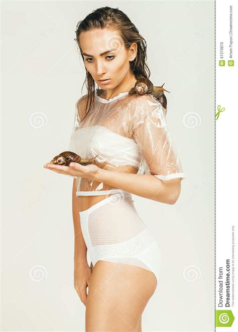 femme sensuelle dans des culottes blanches avec des escargots photo stock image du imagination