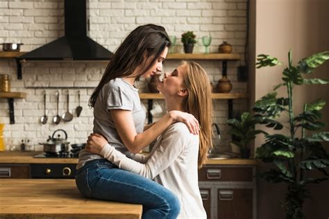 Leidenschaftliche lesbische junge paare in der küche sich lieben Kostenlose Foto