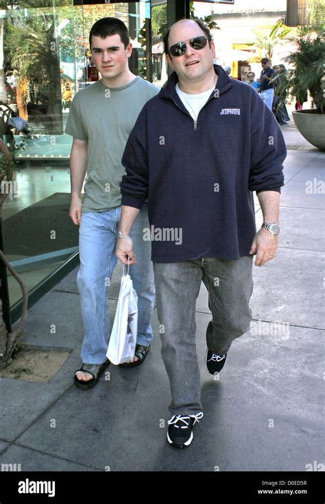 Jason Alexander Et Son Fils Du Shopping Dans West Hollywood Los Angeles