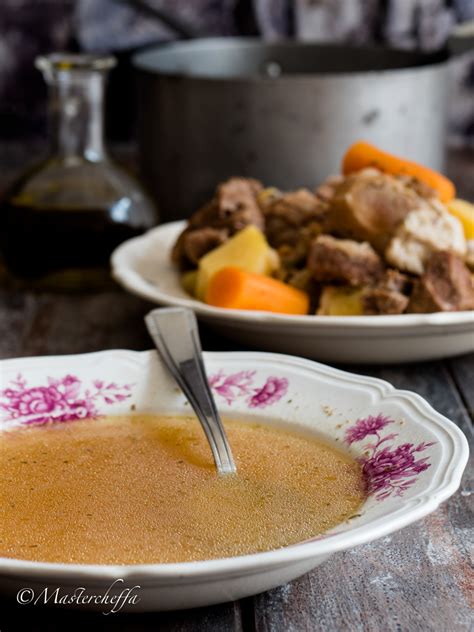 Un classico rollè, quello insegnatomi da mia madre, e che, ogni volta, è un successo garantito. Brodo di carne - brodo di pollo e vitello anche con ...