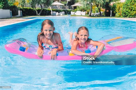 사랑스러운 작은 자매 놀이 에 야외 수영장 개수대에 대한 스톡 사진 및 기타 이미지 개수대 귀여운 놀기 Istock