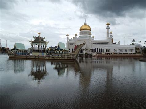 Sultan omar ali saifuddin 1's geni profile. Sultan Omar Ali Saifuddin Mosque And The Boat In Front Of ...