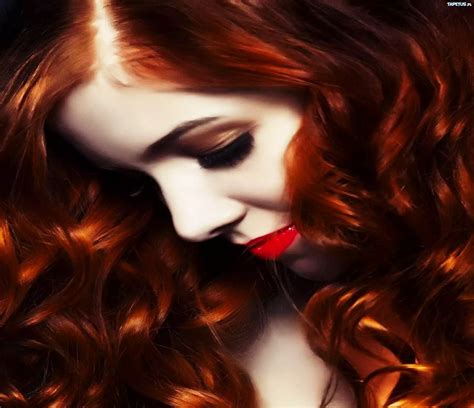 kobieta makijaż czerwone włosy