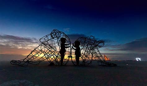 The cage of love (抓住彩虹的男人), ep15. Large Wire-Frame Sculpture Shows the Glowing Forms of ...