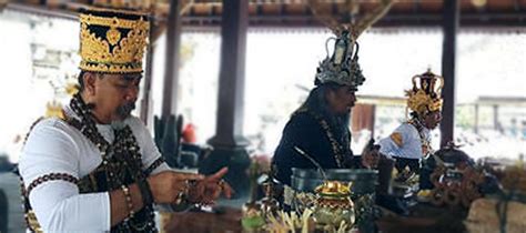 Fungsi Dan Makna Perangkat Sulinggih Pandita Tri Sadhaka Bali