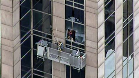 Workers Rescued After Scaffold Gets Stuck 22 Floors Up Midtown Building Abc7 New York