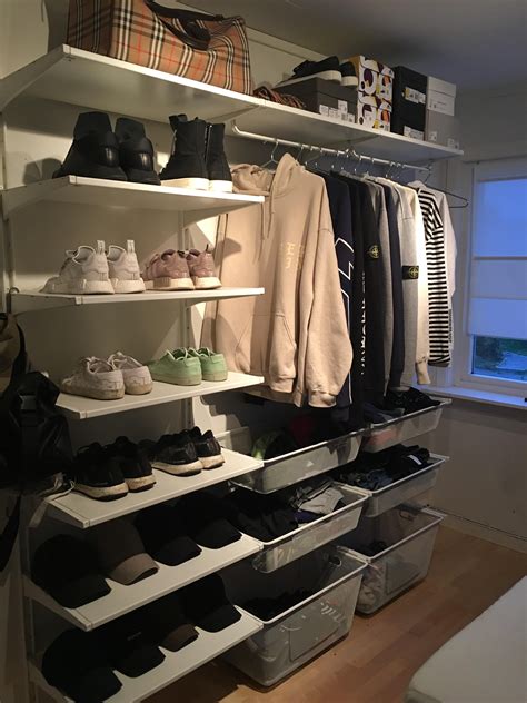 Pay attention to the choice of furniture. Shelf or closet? What is this type of thing called? Where ...