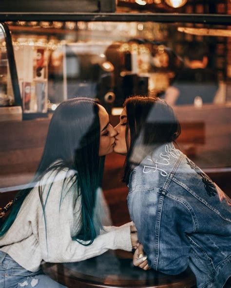 Pin De Cosinero En Kiss Calle Y Poche Chicas Enamoradas Lesbianas Besándose