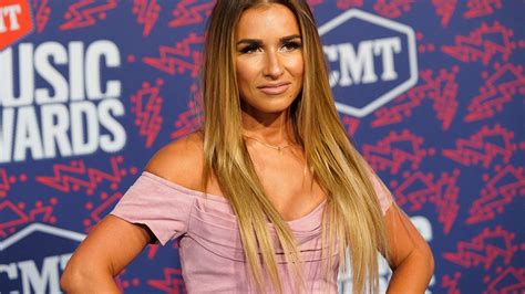 Jessie James Decker Shocks With Straight Hairstyle At Cmt Music Awards