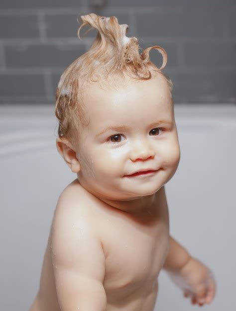 Bebê Criança Lavando Em Um Banheiro Em Espuma Todler No Chuveiro Bebê Engraçado No Chuveiro