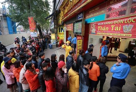 Để tưởng nhớ thần tài, mọi người chọn ngày này là ngày vía thần tài. Ngày vía Thần Tài làm gì để lấy may, tài lộc về cả năm?