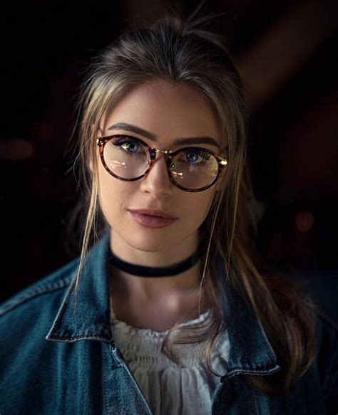 Brillengestelle Damen Brillen Trends 2020 Inspiration Schwarzer Halsreif Blaue Jeansjacke Weiße