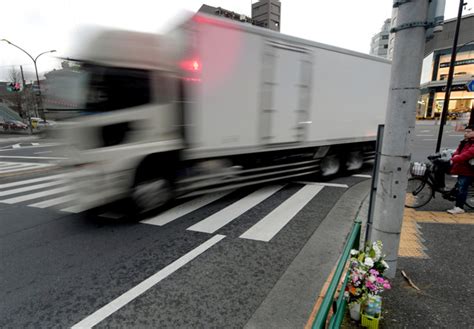 嗚呼、いつもの様に 過ぎる日々にあくびが出る さんざめく夜、越え、今日も 渋谷の街に朝が降る どこか虚しいような. 「お母さん青だよ」左折車に… 信号守っても防げぬ事故：朝日 ...