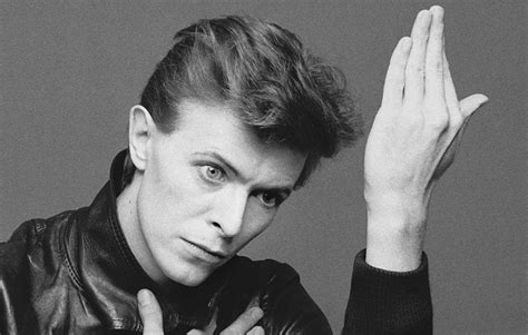 D g i, i wish i could swim d g like the dolphins, like dolphins can swim c d though nothing, nothing will keep us together. 14 de octubre: David Bowie lanzó su duodécimo álbum Heroes