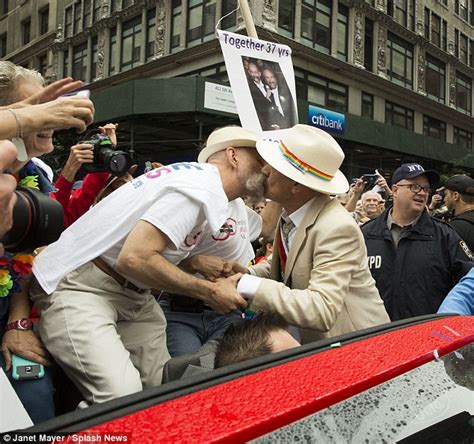 Ian Mckellen Says Had To Swear He Wasnt Gay In The 1960s At Nycs Pride Parade Daily Mail