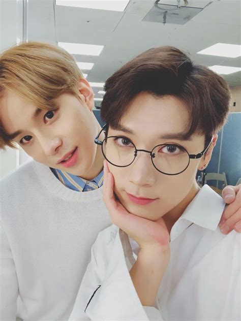 Berikut ini adalah link download aplikasi atau apk dan bagaimana cara memainkan gamenya dengan mudah. jungwoo and ten NCT | คนดัง, เต็นท์, สามีในอนาคต