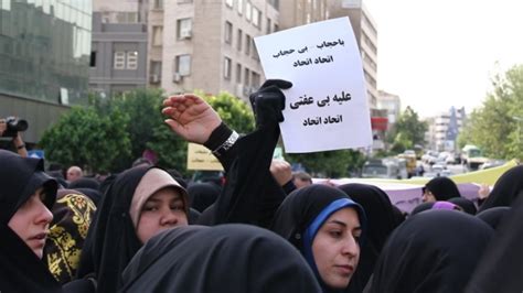 اعتراض زن تهرانی بە حجاب اجباری