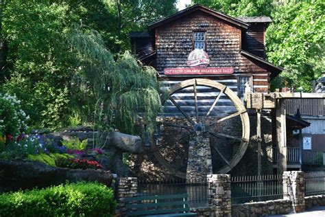 5 Delicious Places To Eat In Dollywood