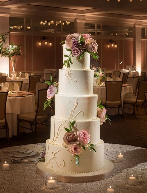 How To Use Fresh Flowers On A Wedding Cake Rodriguez Viey