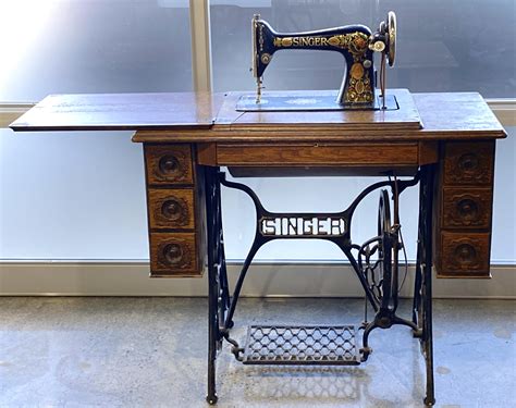 Lot Ca 1910 Singer Model 66 Sewing Machine Table