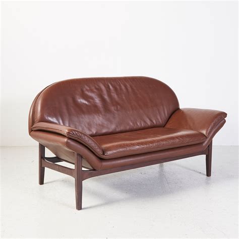 La profondità ideale di un divano salvaspazio dovrebbe essere tra gli 85 e i 95 cm. Divano a due posti vintage in pelle in vendita su Pamono