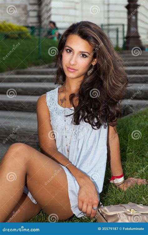 Jovem Mulher Bonita Em Paris Imagem De Stock Imagem De Beleza