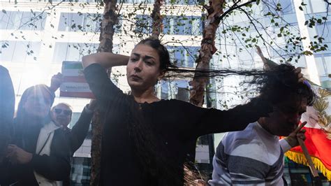 Solidarität Mit Den Protesten Im Iran Frauen Schneiden Sich Haare Ab Nachrichten Wdr