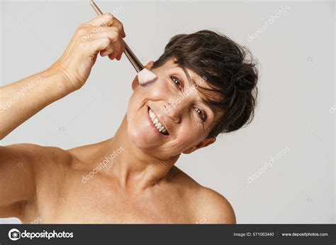 Mujer Madura Semidesnuda Sonriendo Mientras Usa Pincel Aislado Sobre Fondo Fotograf A De Stock
