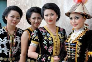 Keindahan pakaian kaum etnik dari sarawak juga. Tiada lagi kategori lain-lain untuk etnik Sabah | Astro Awani
