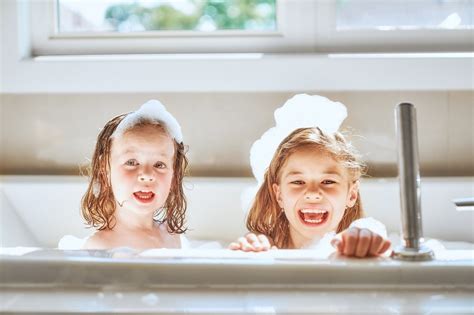 Kinder Baden Tipps Zu Badetemperatur Dauer Und Badezus Tzen