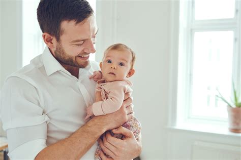 Entre Más Cargue Y Abrace Un Papá A Su Bebé Mejor Será Para Su