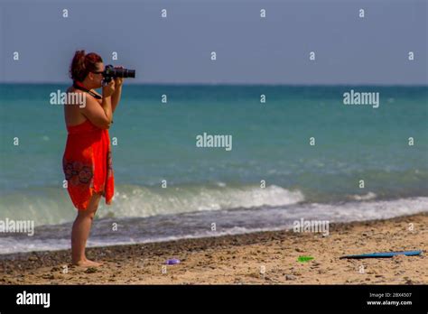 Spaß Am Strand Mit Vielen Menschen Und Kindern Stockfotografie Alamy