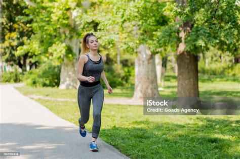 Wanita Muda Berlari Di Taman Foto Stok Unduh Gambar Sekarang 20 29