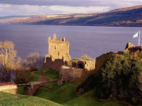Da gibt es in schottland sicher hübschere. Known places: Urquhart Castle, Loch Ness, Scotland ...