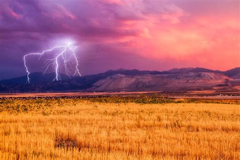 35 Amazing Photos Of Thunderstorms That Show Just How Breathtaking