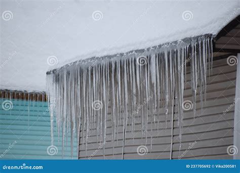 Danger Of Large Icicles Falling On People S Heads Ice Hangs From Roof