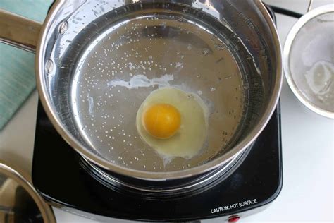 How To Poach An Egg Easy Instructions On How To Make Poached Eggs