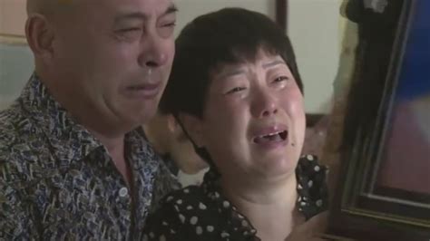 四位失独老人抱着儿女的遗照痛哭 这一幕看得人心疼凤凰网视频凤凰网