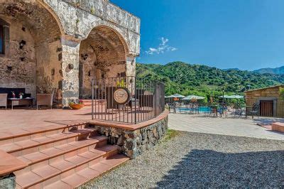 Castiglione versò sangue durante la prima guerra mondiale, ma ancora di più nella seconda, dove un reparto tedesco con un cingolato uccise 16 civili e saccheggiò. Il Borgo Resort | Castiglione di Sicilia Italie