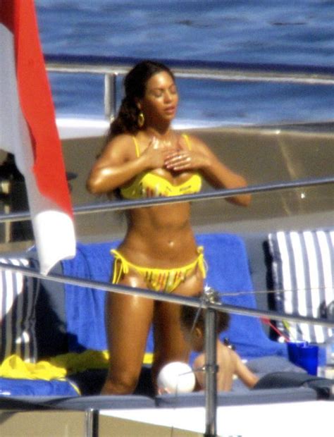 Hotw Beyonce Shows Off Her Abs In A Bikini As She Hit The Beach With Blue Ivy