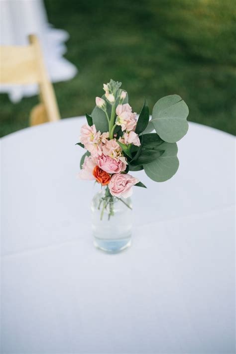 Find your simple wedding table decorations here! Simple cocktail table centerpieces for an outdoor wedding ...