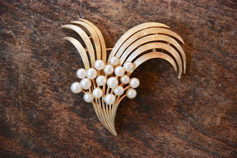 Vintage Crown Trifari Brooch Gold Tone Faux Pearl Swirl Spray Abstract