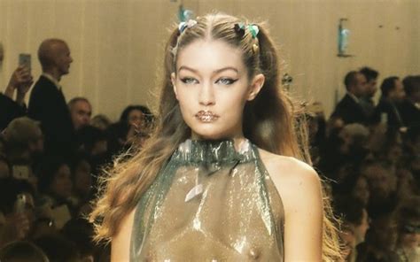 Gigi Hadid Desfila Para A Fendi Look Completamente Transparente